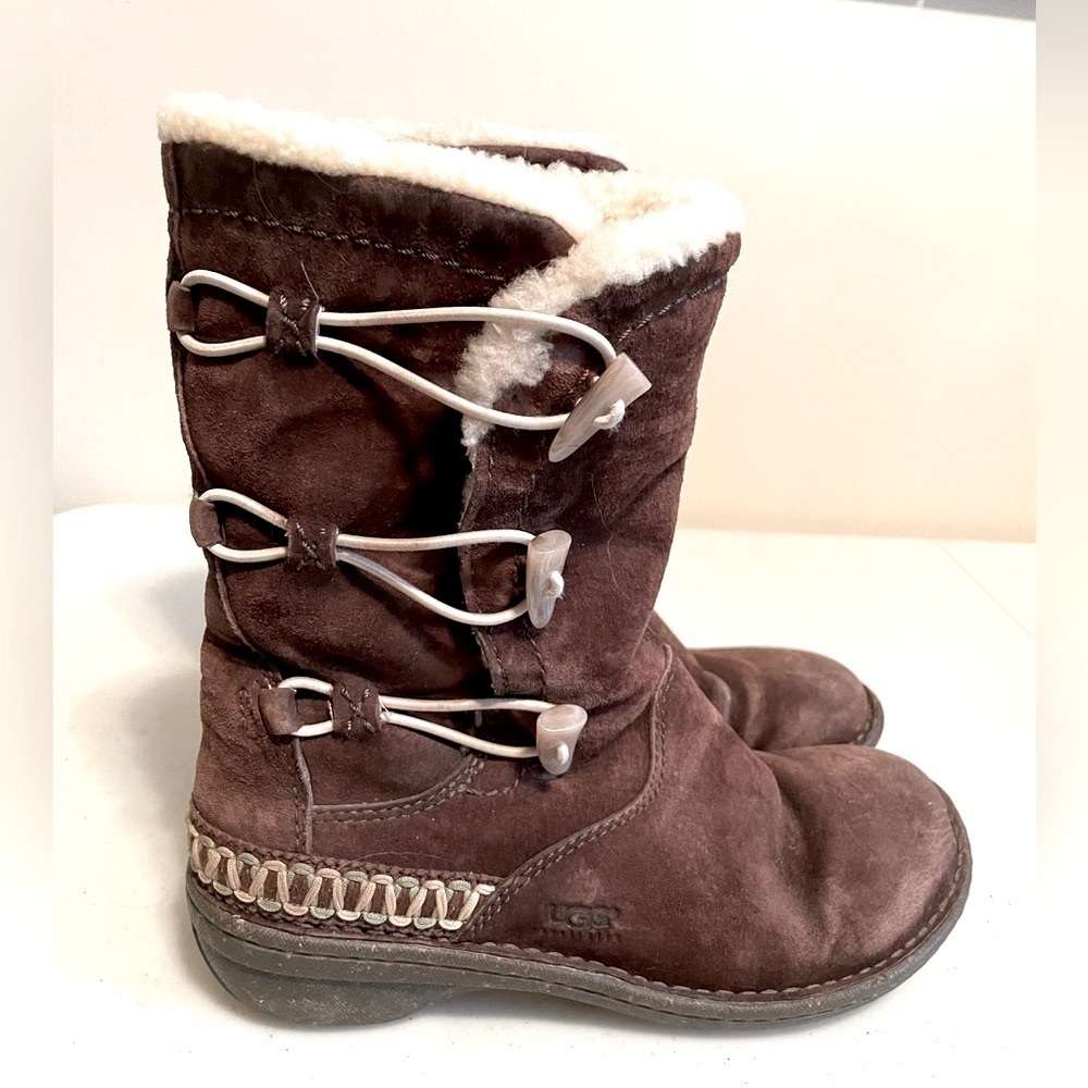 UGG Australia 5183 Womens Kona Dark Brown Suede Sheepskin Toggle Boots Size 7